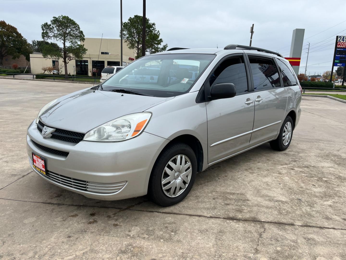 2005 SILVER /gray Toyota Sienna LE - 7 Passenger Seating (5TDZA23C75S) with an 3.3L V6 DOHC 24V engine, 5-Speed Automatic Overdrive transmission, located at 14700 Tomball Parkway 249, Houston, TX, 77086, (281) 444-2200, 29.928619, -95.504074 - Photo#2